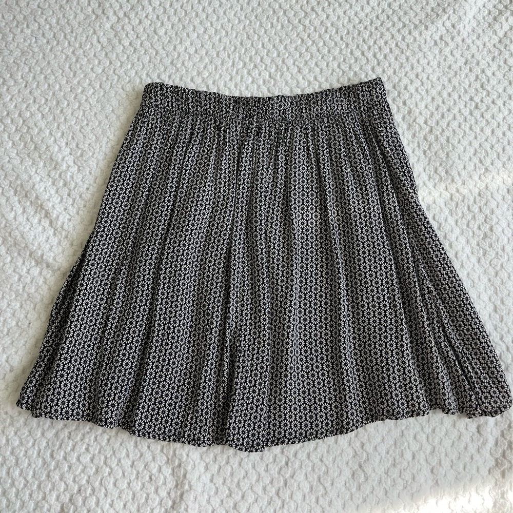 Brandy Melville - high waisted, floral, mini skirt